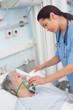 Foto: Nurse putting oxygen mask on a patient Nurse putting oxygen mask on a patient