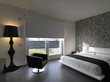 Photo: camera da letto moderna con poltrona in pelle nera camera da letto moderna con poltrona in pelle nera