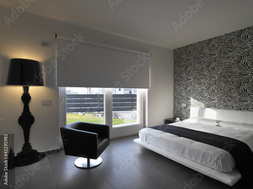 Foto: camera da letto moderna con poltrona in pelle nera camera da letto moderna con poltrona in pelle nera