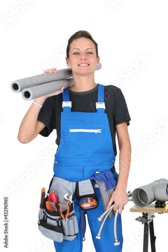 Foto: Female labourer stood by tools and equipment Female labourer stood by tools and equipment