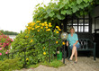 Frau sitzt vor der Gartenlaube