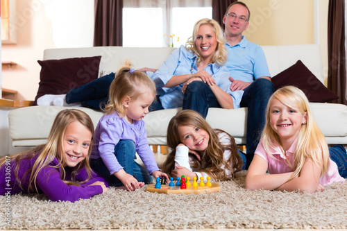 Foto: Family playing board game at home Family playing board game at home