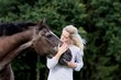 frau + pferd