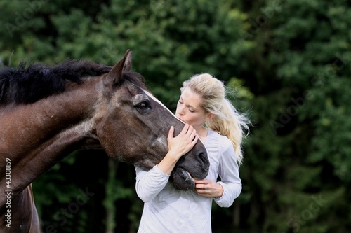 Photo: frau + pferd frau + pferd