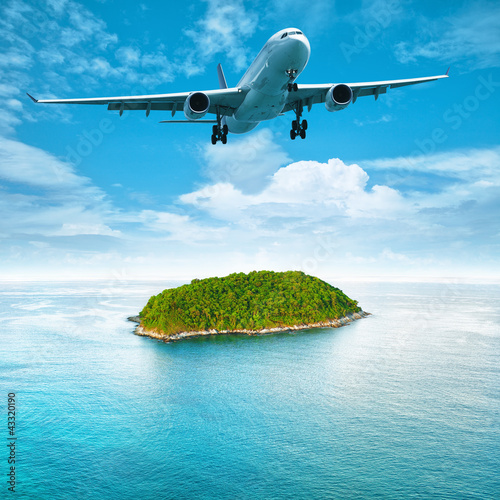 Foto: Jet aircraft over the tropical island. Square composition. Jet aircraft over the tropical island. Square composition.