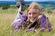 Im Gras liegen