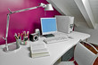 Photo: moderna scrivania con computer in mansarda moderna scrivania con computer in mansarda