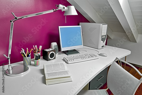 Photo: moderna scrivania con computer in mansarda moderna scrivania con computer in mansarda