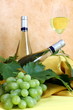 Vino bianco con calice e uva