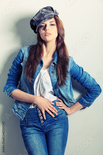 Foto: along wall along wall