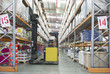 Foto: Worker operating forklift in warehouse Worker operating forklift in warehouse
