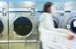 Foto: Hispanic woman doing laundry in self-service laundry facility Hispanic woman doing laundry in self-service laundry facility