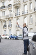 Foto: Hispanic woman hailing a taxi in city Hispanic woman hailing a taxi in city