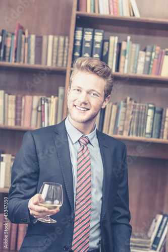 Photo: Mann entpannt sich mit Cognac Mann entpannt sich mit Cognac