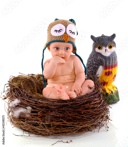 Photo: enfant expressif dans un grand nid d'oiseau enfant expressif dans un grand nid d'oiseau