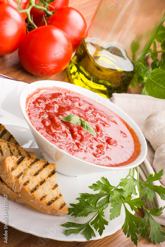 Photo: Tomato sauce - Ingredienti per sugo al pomodoro Tomato sauce - Ingredienti per sugo al pomodoro