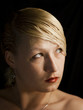 Foto: Retrato mujer rubia mirando a un lado en el fondo negro Retrato mujer rubia mirando a un lado en el fondo negro