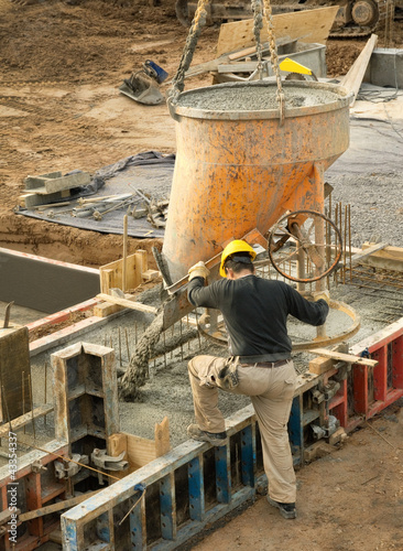 Foto: Bauarbeiter beim Betonieren Bauarbeiter beim Betonieren
