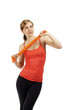 junge sportlerin mit einem fitnessband