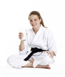 Niña en artes marciales bebiendo leche,niña karate.