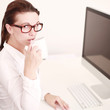 Foto: Frau mit Kaffe bei der Arbeit Frau mit Kaffe bei der Arbeit