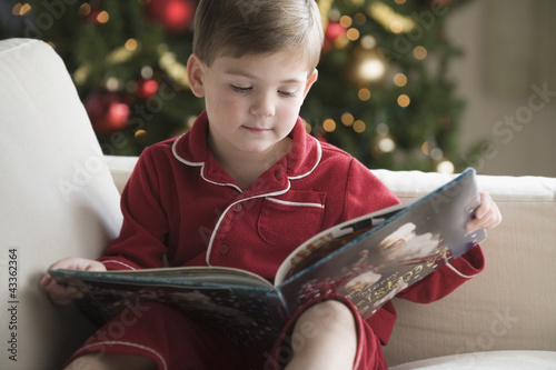 Foto: Caucasian boy reading Christmas story Caucasian boy reading Christmas story