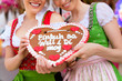 Junge Frauen in traditionellem Dirndl beim Frühlingsfest