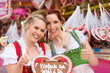 Junge Frauen in traditionellem Dirndl beim Frühlingsfest