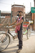 Foto: Mixed race man standing with bicycle taxi Mixed race man standing with bicycle taxi