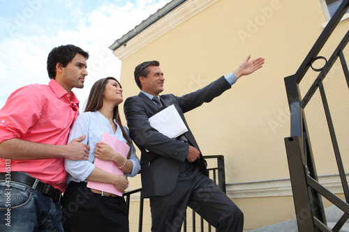Foto: Estate agent with young couple Estate agent with young couple