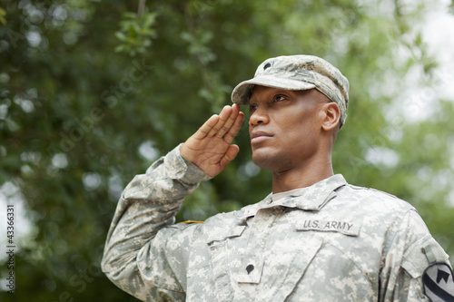 Photo: Black soldier saluting Black soldier saluting