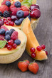 melone ripieno con frutti di bosco e ciliege