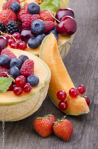 Photo: melone ripieno con frutti di bosco e ciliege melone ripieno con frutti di bosco e ciliege