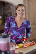 Foto: African American woman preparing fruit smoothie African American woman preparing fruit smoothie