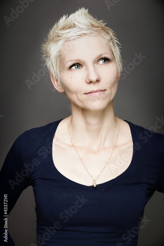 Foto: Blond woman with blue contact lenses Blond woman with blue contact lenses