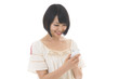 Photo: スマートフォンを見る女性 スマートフォンを見る女性