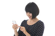 Photo: スマートフォンを見る女性 スマートフォンを見る女性