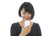 Photo: スマートフォンを見る女性 スマートフォンを見る女性