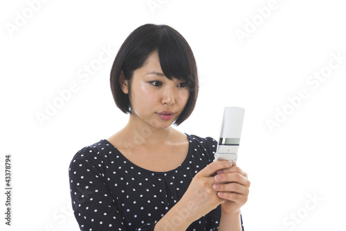 Photo: 携帯電話を見る女性 携帯電話を見る女性
