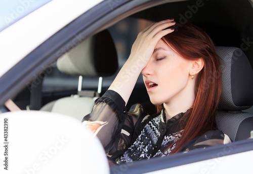 Foto: Woman with headache in a car Woman with headache in a car