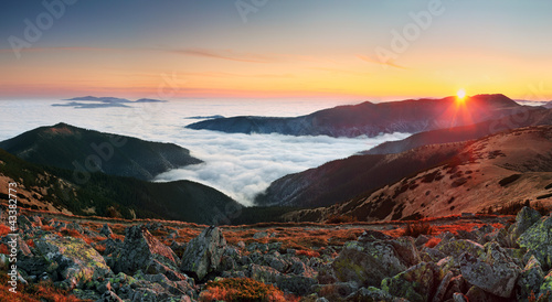 Foto: Summer landscape in Tatra mountains in Sllovakia. Sunrise Summer landscape in Tatra mountains in Sllovakia. Sunrise