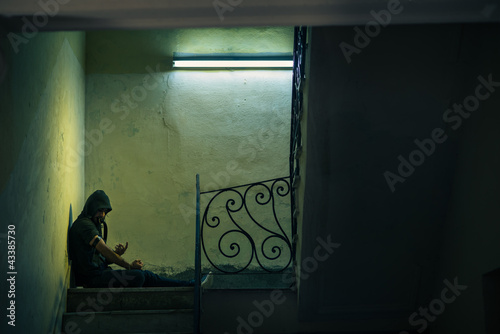 Foto : Young drug addict shooting up heroin in abandoned house Young drug addict shooting up heroin in abandoned house