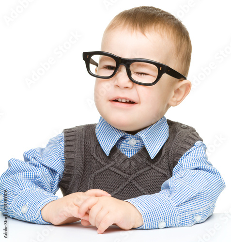 Foto: Portrait of a cute little boy wearing glasses Portrait of a cute little boy wearing glasses