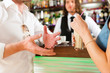 attraktives Paar in Cafe oder einem Coffeeshop