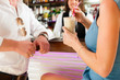 attraktives Paar in Cafe oder einem Coffeeshop