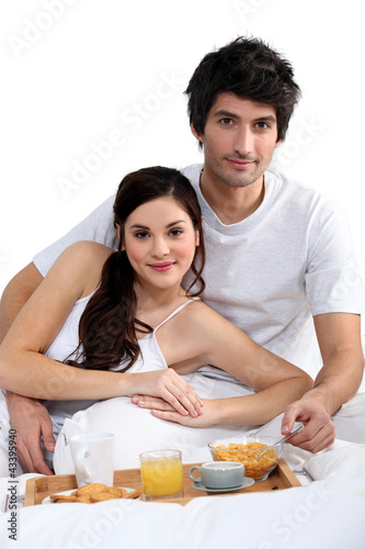 Foto: couple having breakfast in bed couple having breakfast in bed