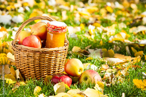 Foto: Apple jam in jar Apple jam in jar