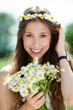 Foto: Woman with bunch of wildflowers Woman with bunch of wildflowers