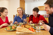 Foto: Teenage Family Eating Lunch Together In Kitchen Teenage Family Eating Lunch Together In Kitchen