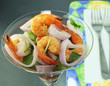 ensalada de camarones y cebolla roja